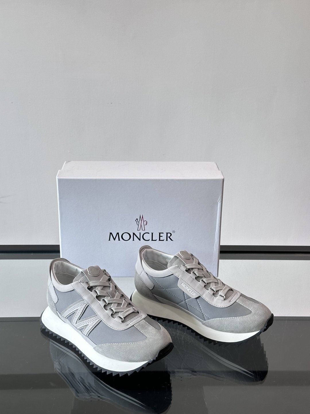 Moncler/盟可睐 Pacey男士运动鞋出货,厚底百搭秋季新款运动鞋!Pacey织物和牛巴革运动鞋是