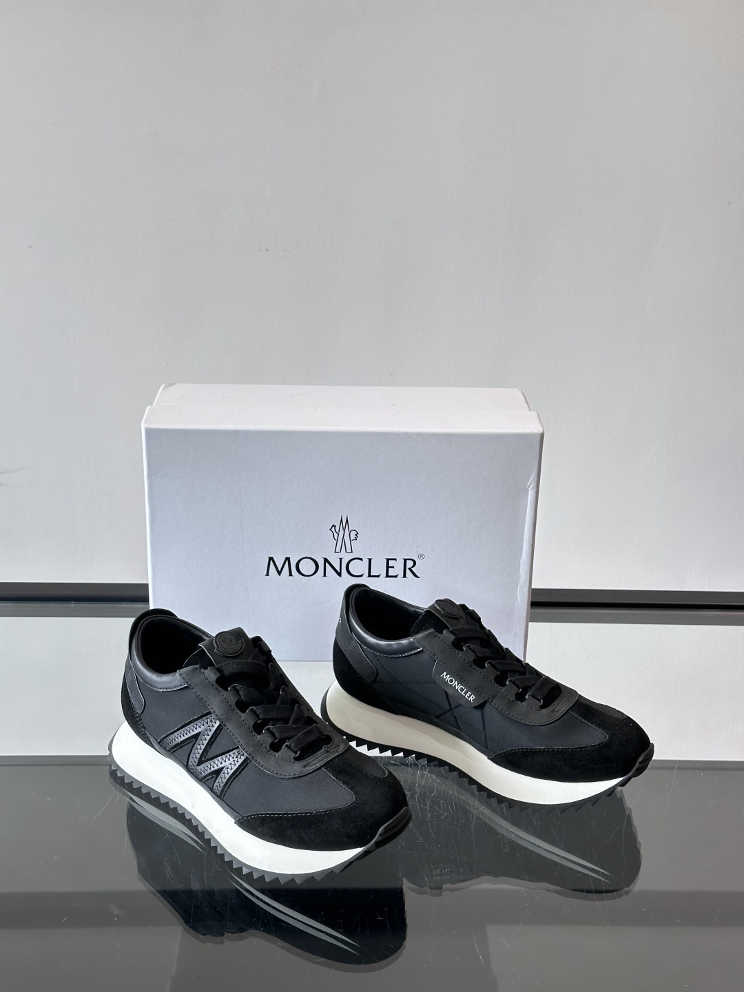 Moncler/盟可睐 Pacey男士运动鞋出货,厚底百搭秋季新款运动鞋!Pacey织物和牛巴革运动鞋是