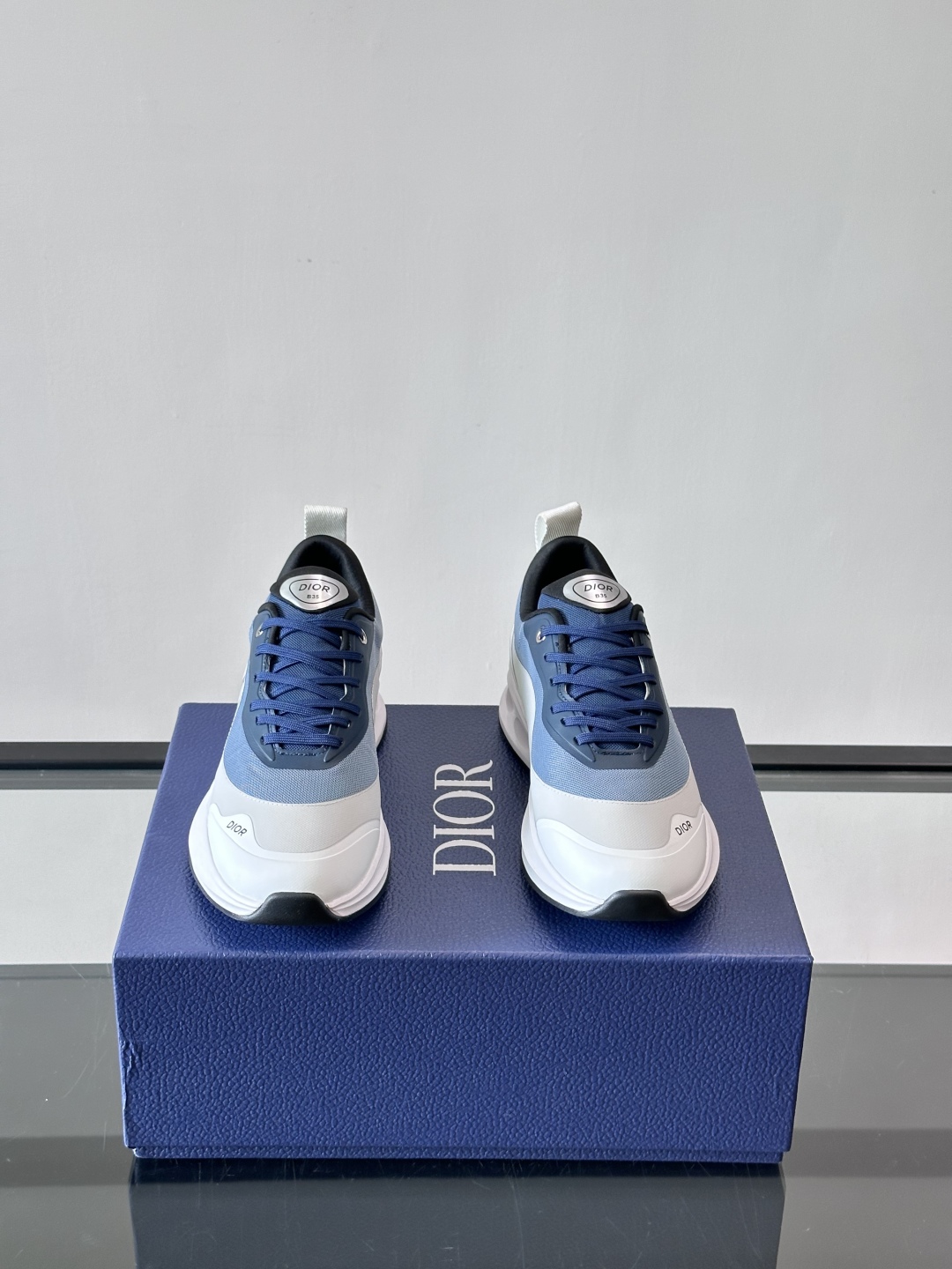 Dior/迪奥 新款CHERSTIAN DIOR 休闲运动鞋，这款运动鞋设计醒目时尚。采用牛皮革网面等材