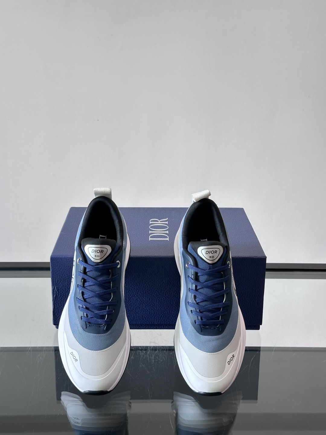 Dior/迪奥 新款CHERSTIAN DIOR 休闲运动鞋，这款运动鞋设计醒目时尚。采用牛皮革网面等材