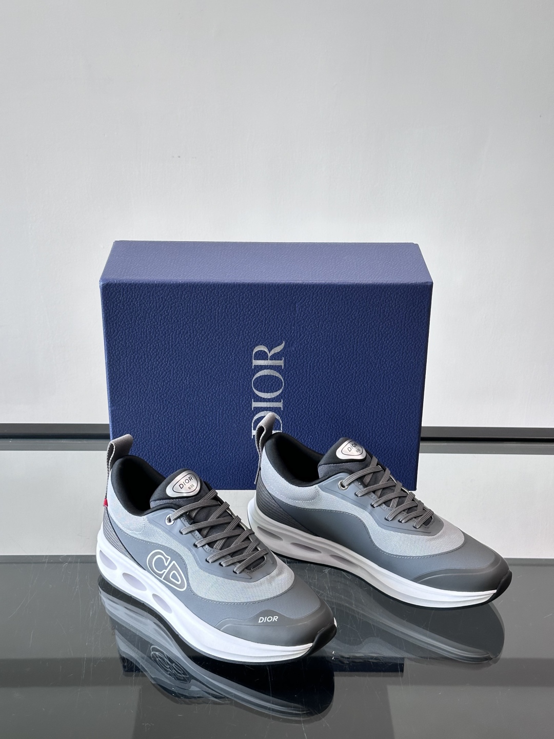 Dior/迪奥 新款CHERSTIAN DIOR 休闲运动鞋，这款运动鞋设计醒目时尚。采用牛皮革网面等材