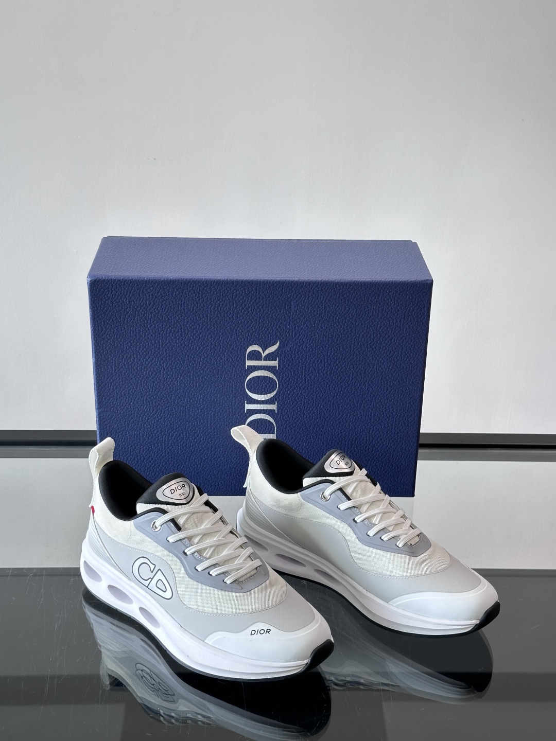 Dior/迪奥 新款CHERSTIAN DIOR 休闲运动鞋，这款运动鞋设计醒目时尚。采用牛皮革网面等材