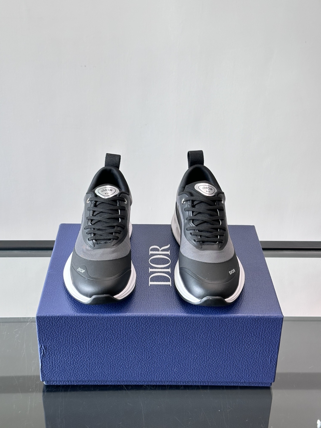 Dior/迪奥 新款CHERSTIAN DIOR 休闲运动鞋，这款运动鞋设计醒目时尚。采用牛皮革网面等材