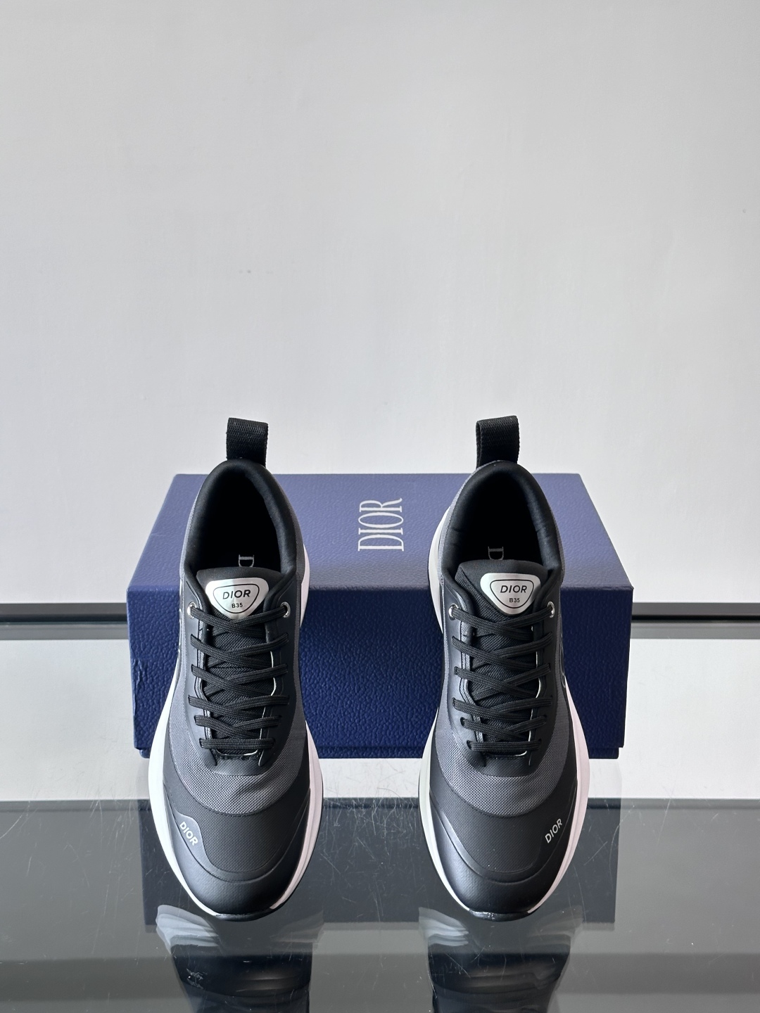 Dior/迪奥 新款CHERSTIAN DIOR 休闲运动鞋，这款运动鞋设计醒目时尚。采用牛皮革网面等材