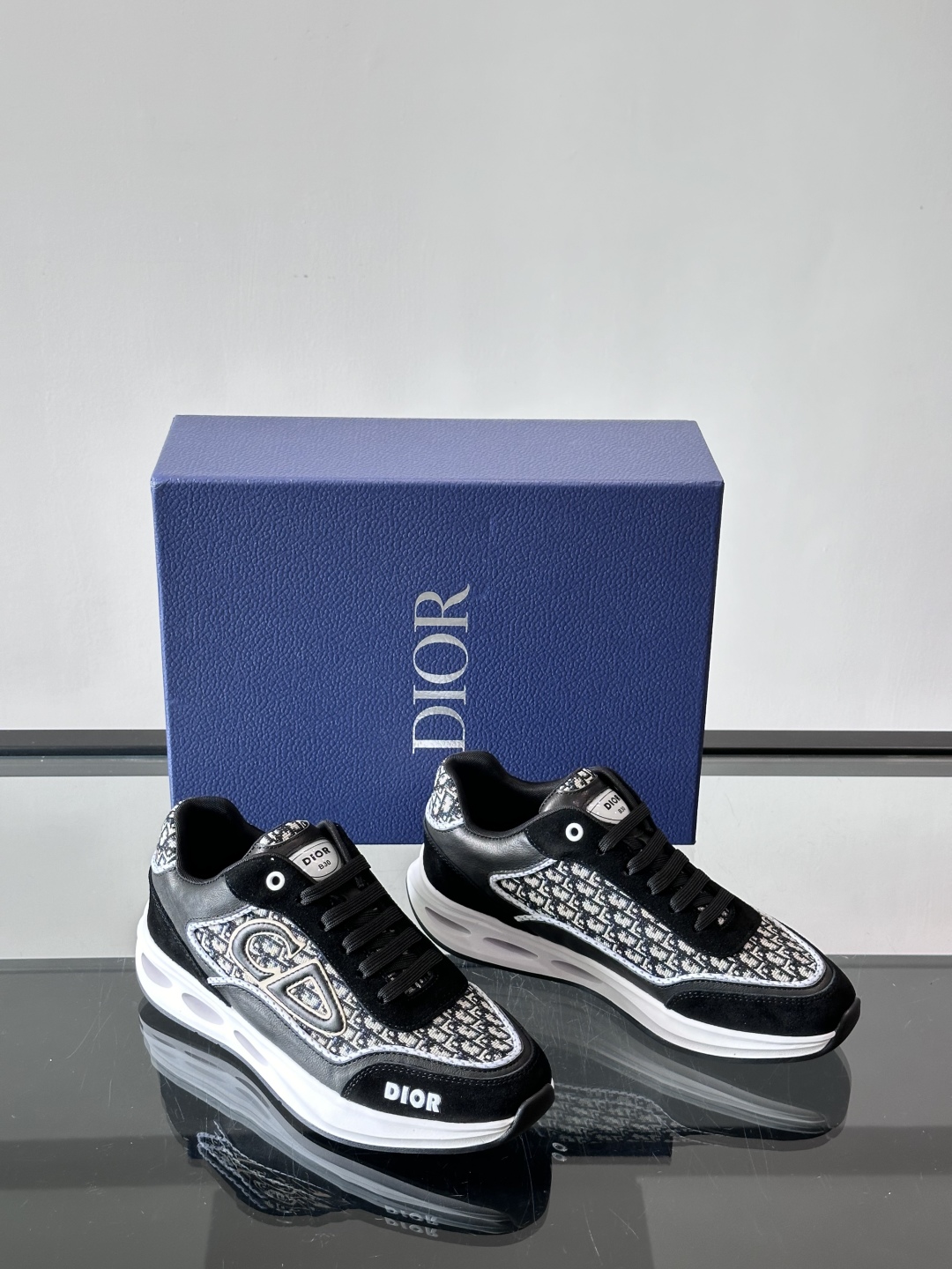 Dior/迪奥 新款CHERSTIAN DIOR 休闲运动鞋，这款运动鞋设计醒目时尚。采用牛皮革网面等材