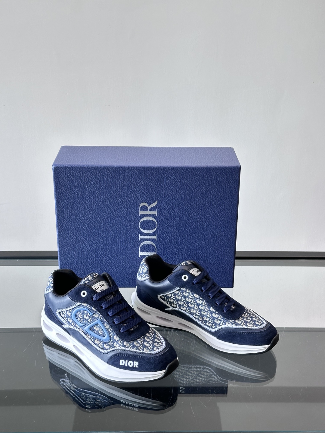Dior/迪奥 新款CHERSTIAN DIOR 休闲运动鞋，这款运动鞋设计醒目时尚。采用牛皮革网面等材