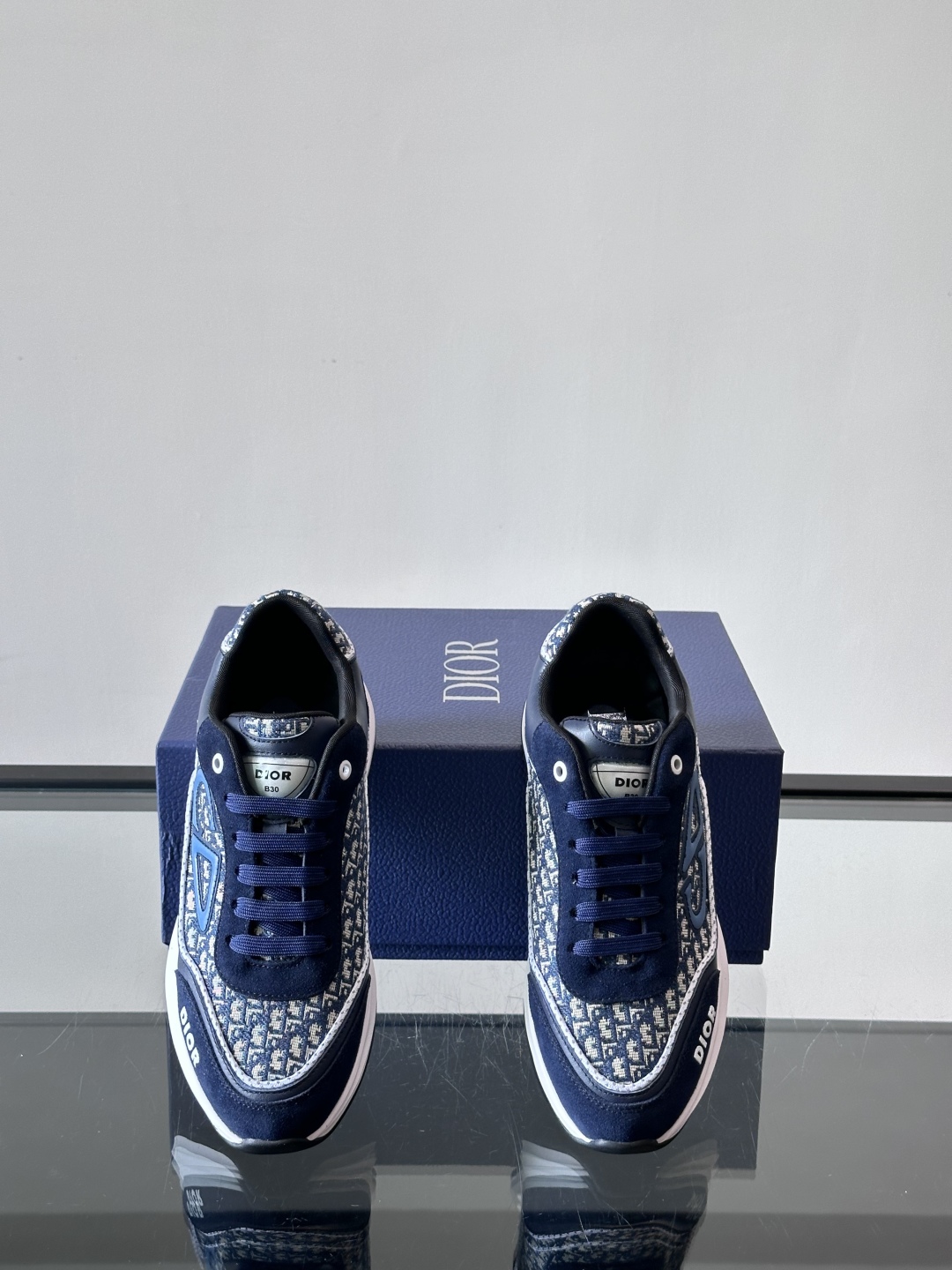 Dior/迪奥 新款CHERSTIAN DIOR 休闲运动鞋，这款运动鞋设计醒目时尚。采用牛皮革网面等材