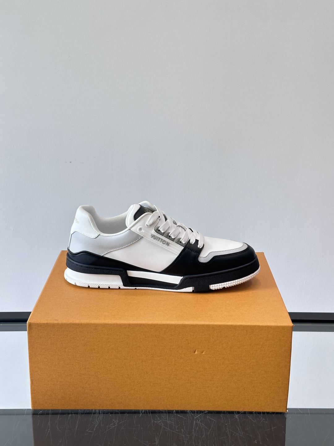 驴家 新配色 情侣款trainer运动鞋，本款 LV Trainer 运动鞋取材柔软粒面小牛皮，呈现纯净