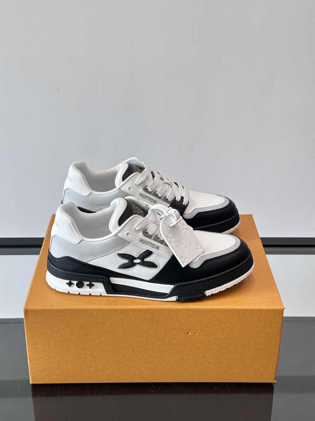 驴家 新配色 情侣款trainer运动鞋，本款 LV Trainer 运动鞋取材柔软粒面小牛皮，呈现纯净