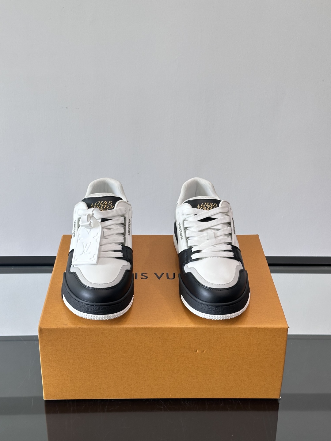驴家 新配色 情侣款trainer运动鞋，本款 LV Trainer 运动鞋取材柔软粒面小牛皮，呈现纯净