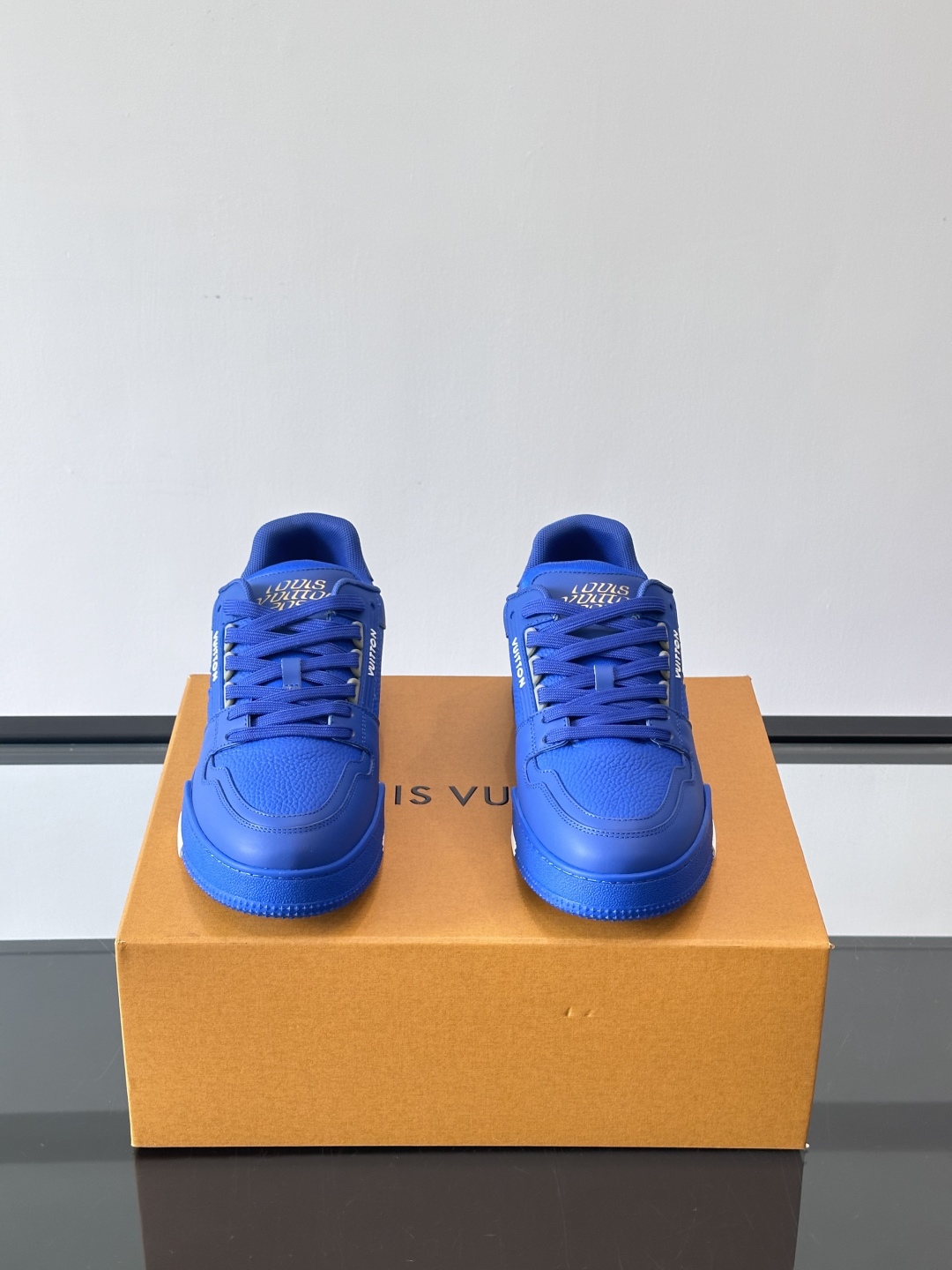 驴家 新配色 情侣款trainer运动鞋，本款 LV Trainer 运动鞋取材柔软粒面小牛皮，呈现纯净
