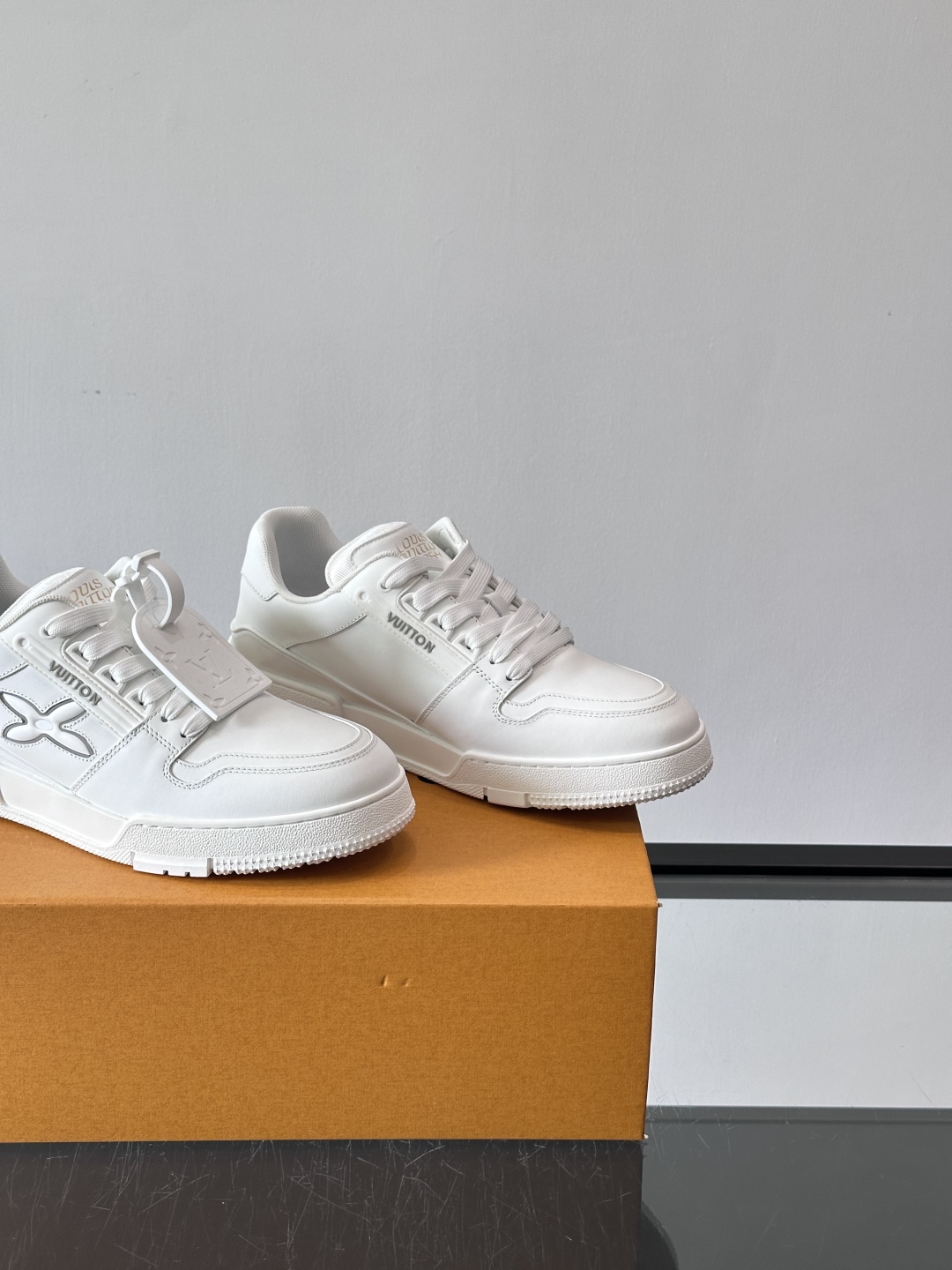 驴家 新配色 情侣款trainer运动鞋，本款 LV Trainer 运动鞋取材柔软粒面小牛皮，呈现纯净