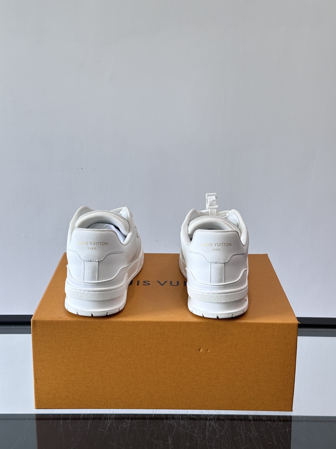 驴家 新配色 情侣款trainer运动鞋，本款 LV Trainer 运动鞋取材柔软粒面小牛皮，呈现纯净