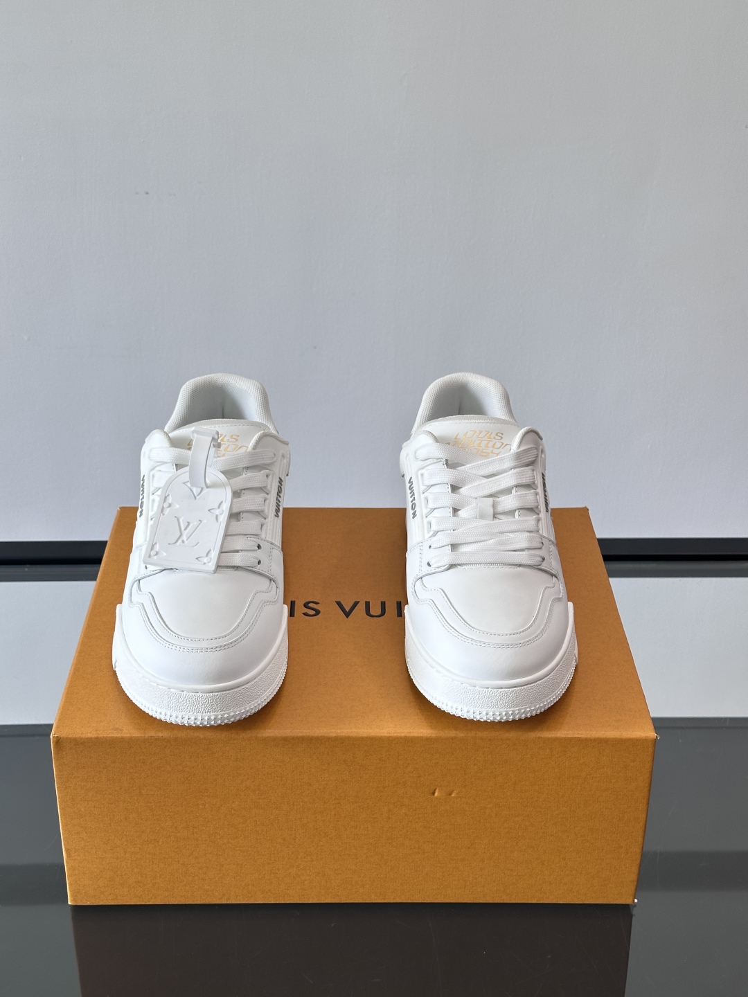 驴家 新配色 情侣款trainer运动鞋，本款 LV Trainer 运动鞋取材柔软粒面小牛皮，呈现纯净