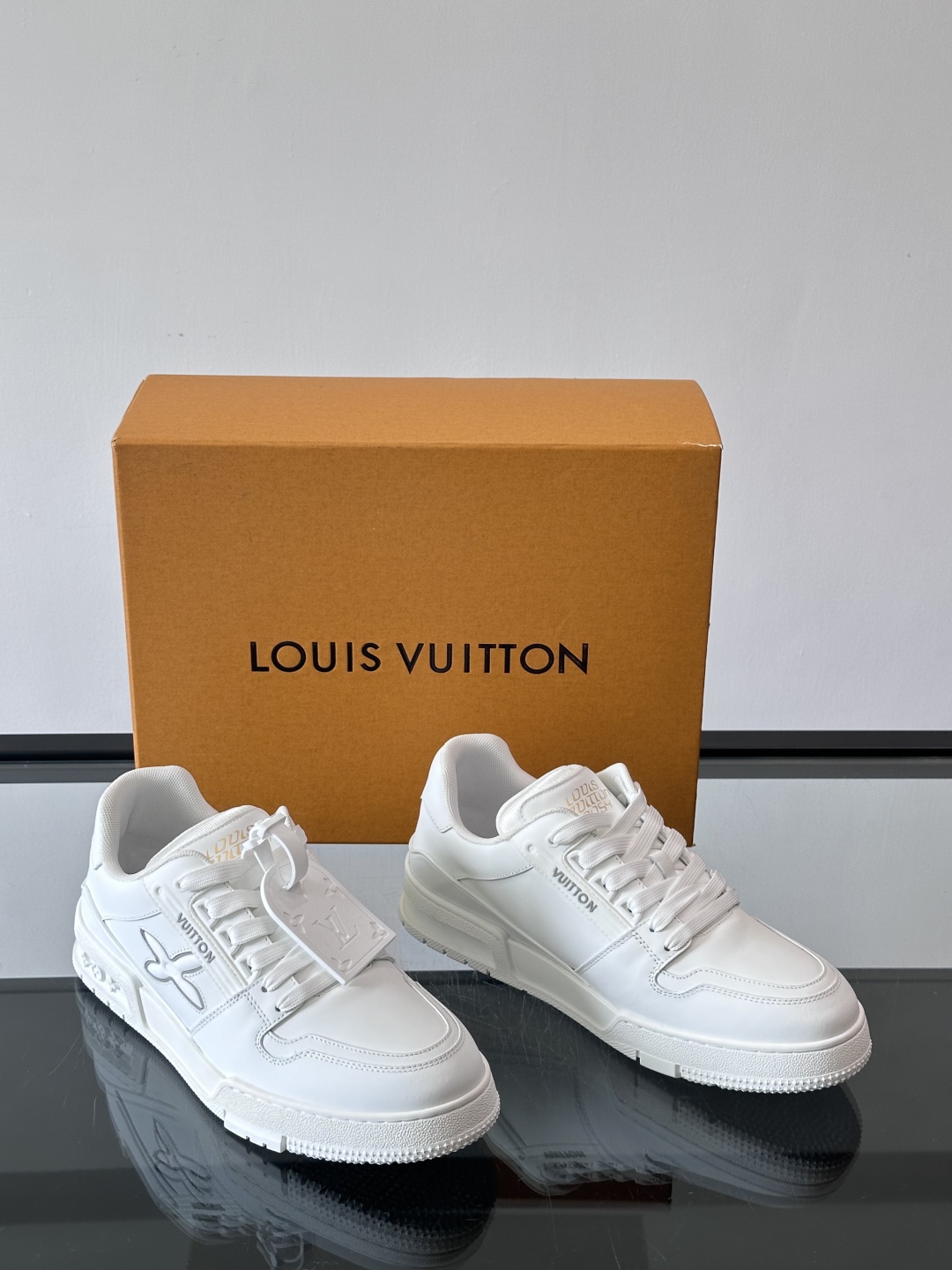 驴家 新配色 情侣款trainer运动鞋，本款 LV Trainer 运动鞋取材柔软粒面小牛皮，呈现纯净