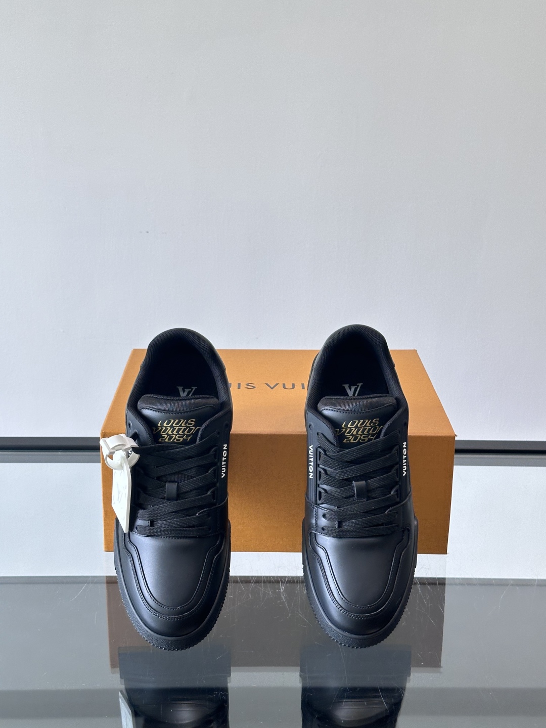 驴家 新配色 情侣款trainer运动鞋，本款 LV Trainer 运动鞋取材柔软粒面小牛皮，呈现纯净