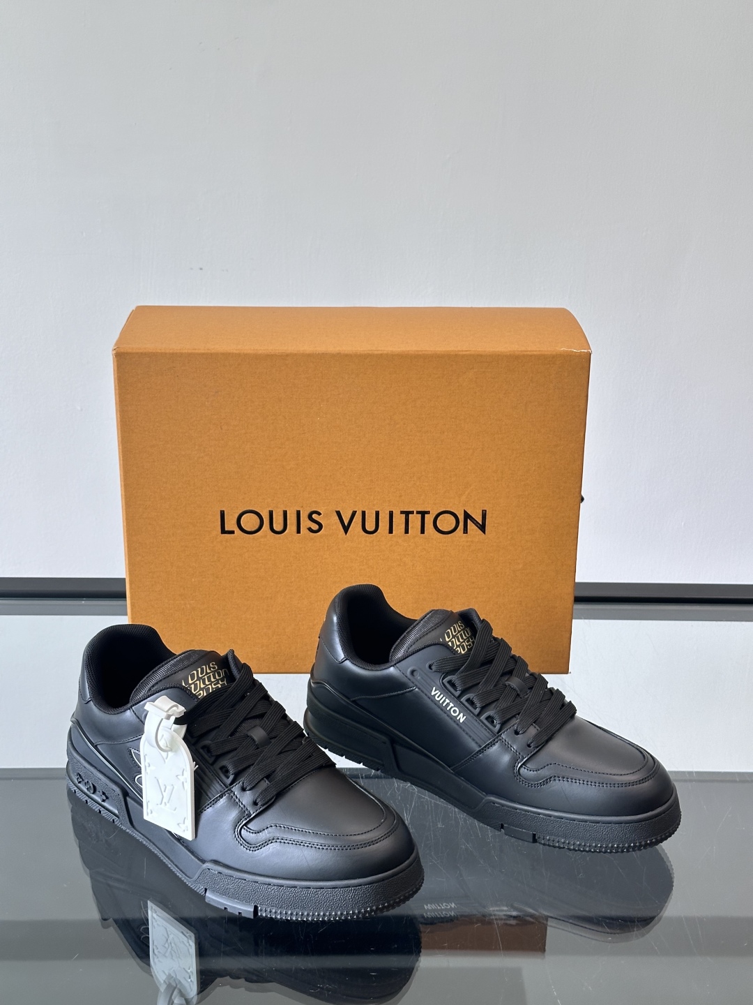 驴家 新配色 情侣款trainer运动鞋，本款 LV Trainer 运动鞋取材柔软粒面小牛皮，呈现纯净
