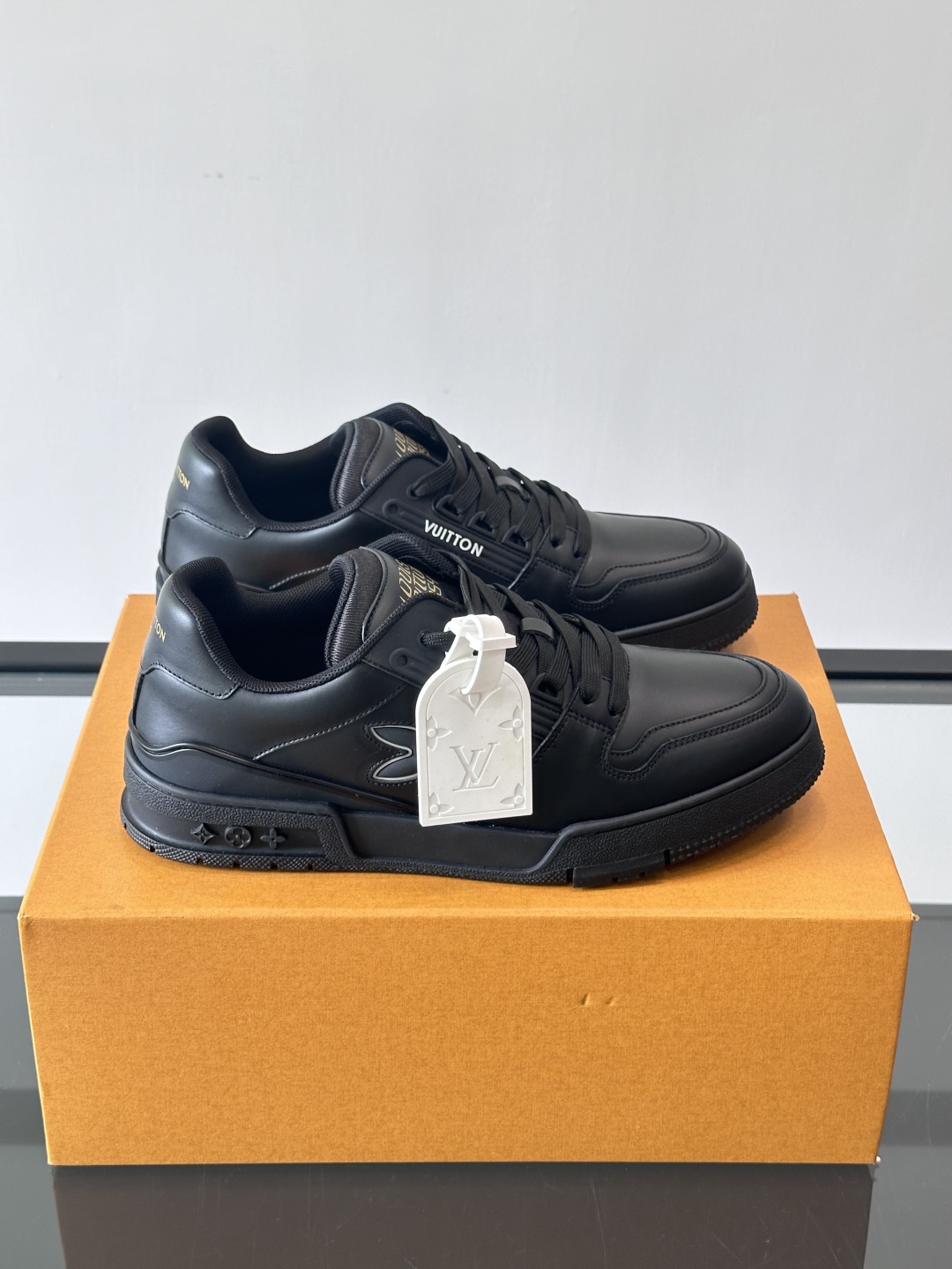 驴家 新配色 情侣款trainer运动鞋，本款 LV Trainer 运动鞋取材柔软粒面小牛皮，呈现纯净