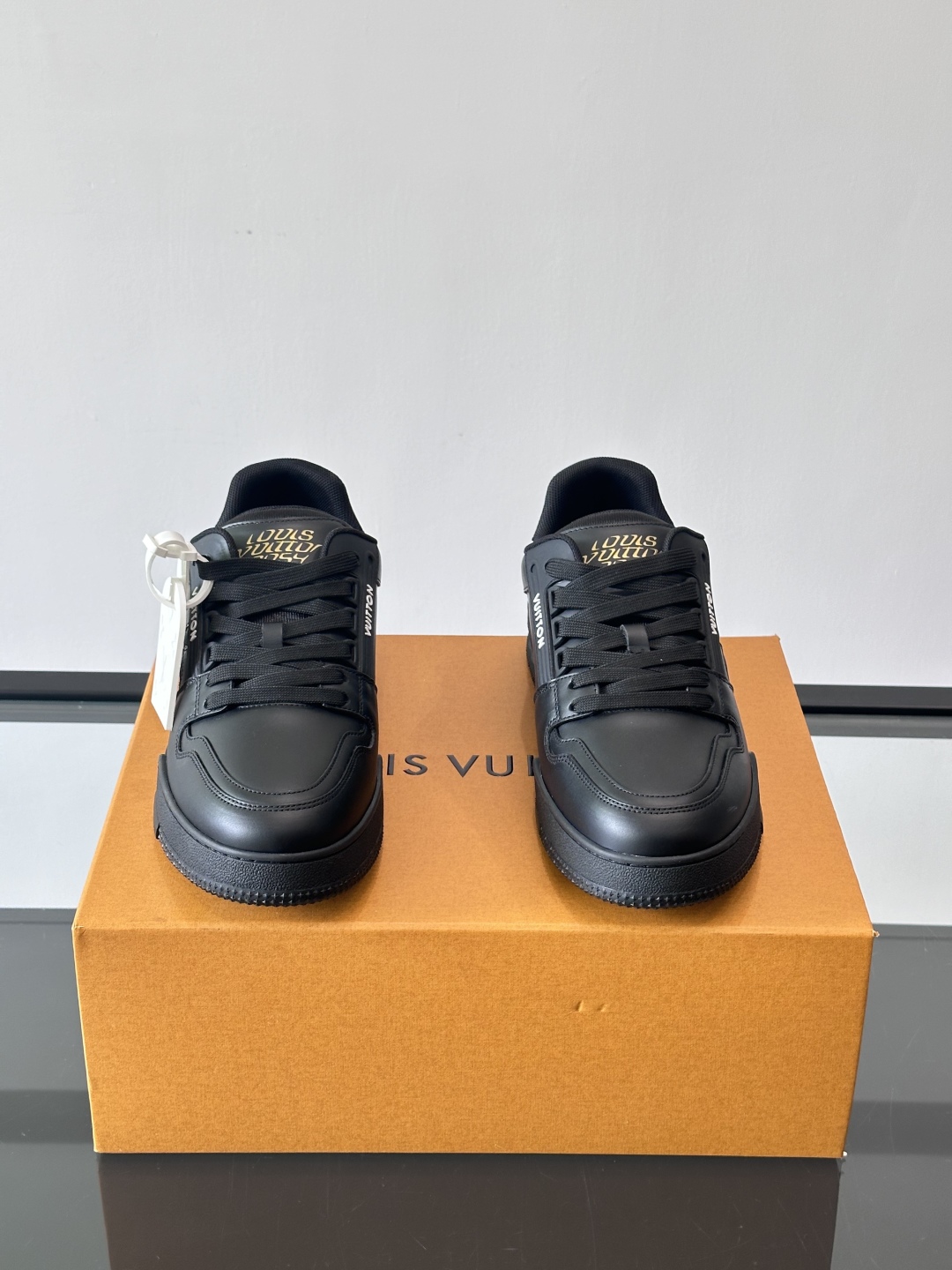 驴家 新配色 情侣款trainer运动鞋，本款 LV Trainer 运动鞋取材柔软粒面小牛皮，呈现纯净