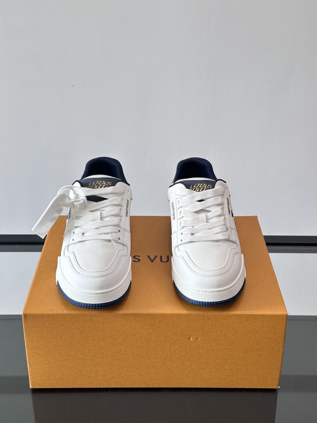 驴家 新配色 情侣款trainer运动鞋，本款 LV Trainer 运动鞋取材柔软粒面小牛皮，呈现纯净