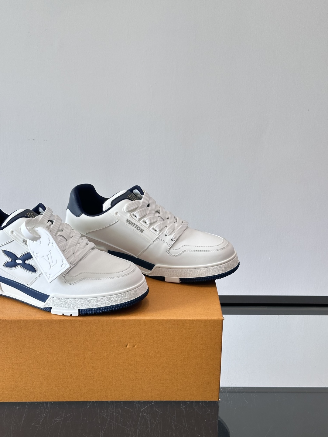 驴家 新配色 情侣款trainer运动鞋，本款 LV Trainer 运动鞋取材柔软粒面小牛皮，呈现纯净