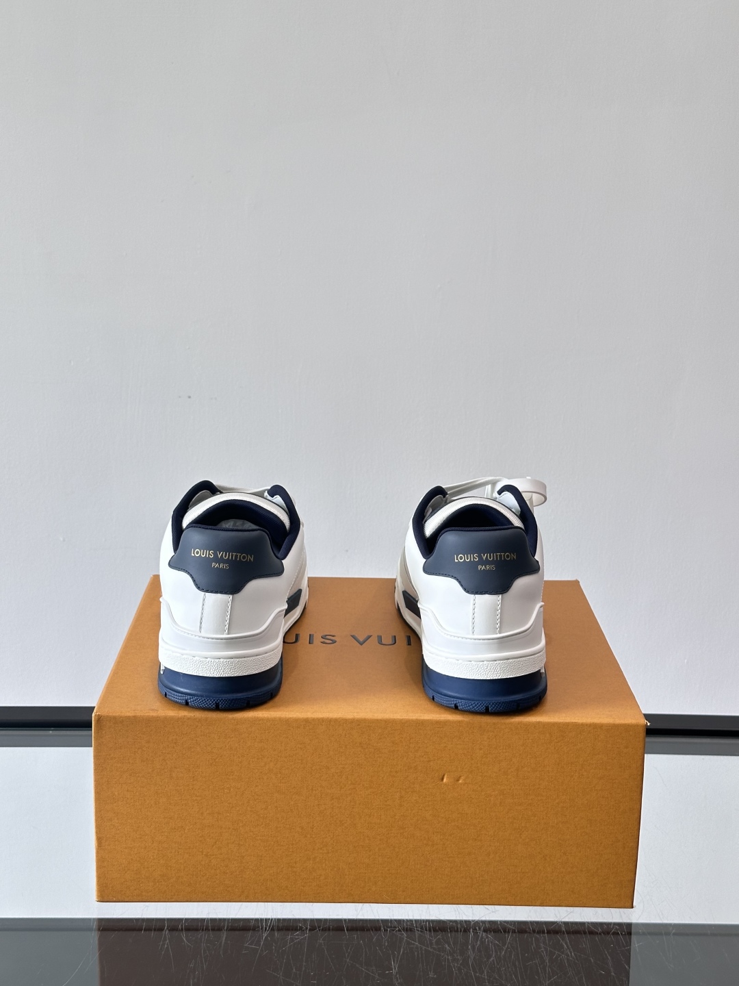 驴家 新配色 情侣款trainer运动鞋，本款 LV Trainer 运动鞋取材柔软粒面小牛皮，呈现纯净