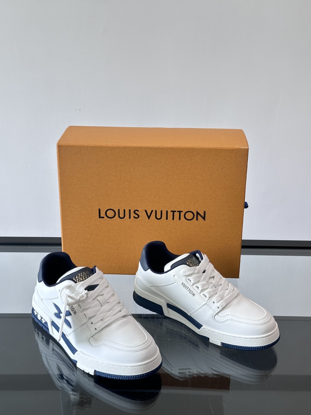 驴家 新配色 情侣款trainer运动鞋，本款 LV Trainer 运动鞋取材柔软粒面小牛皮，呈现纯净