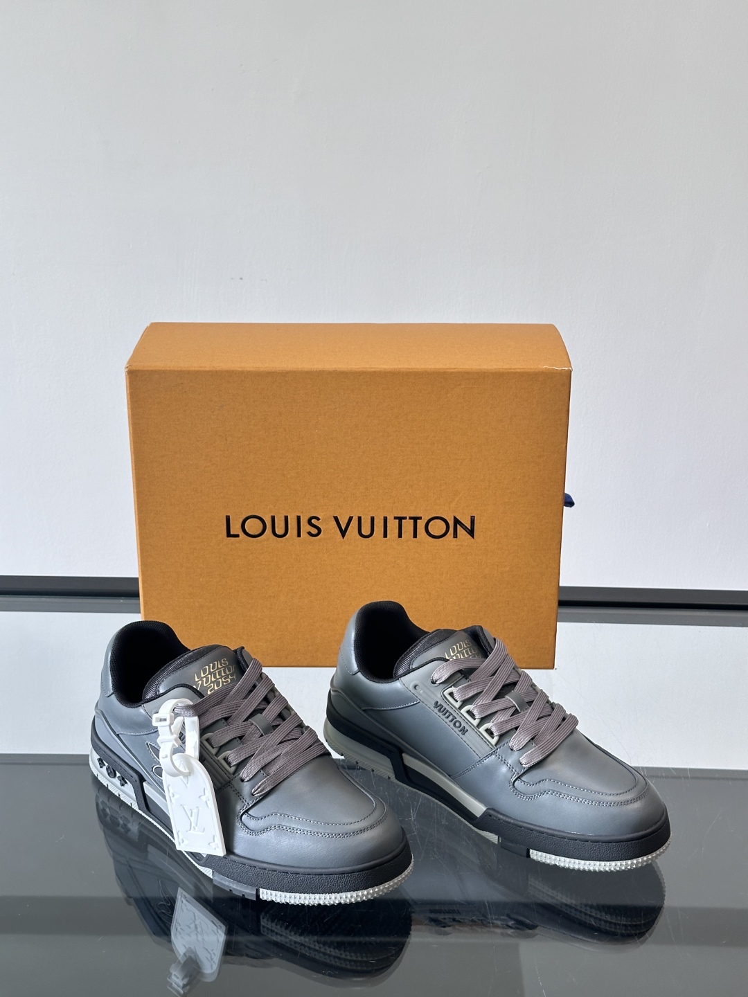 驴家 新配色 情侣款trainer运动鞋，本款 LV Trainer 运动鞋取材柔软粒面小牛皮，呈现纯净