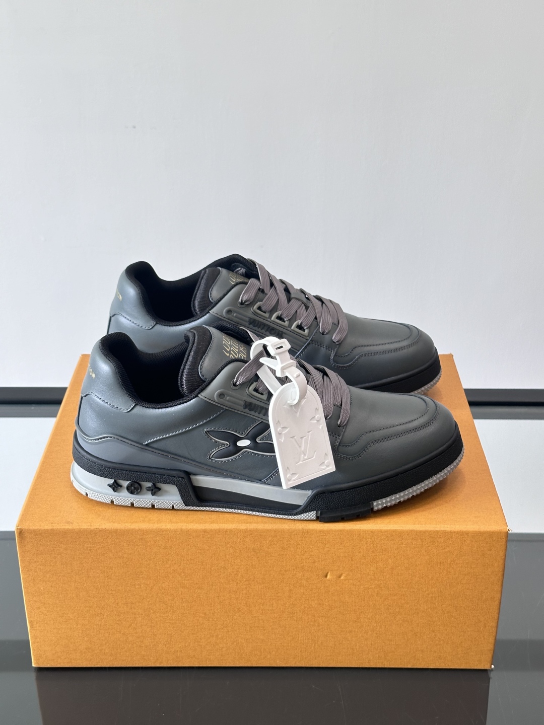 驴家 新配色 情侣款trainer运动鞋，本款 LV Trainer 运动鞋取材柔软粒面小牛皮，呈现纯净