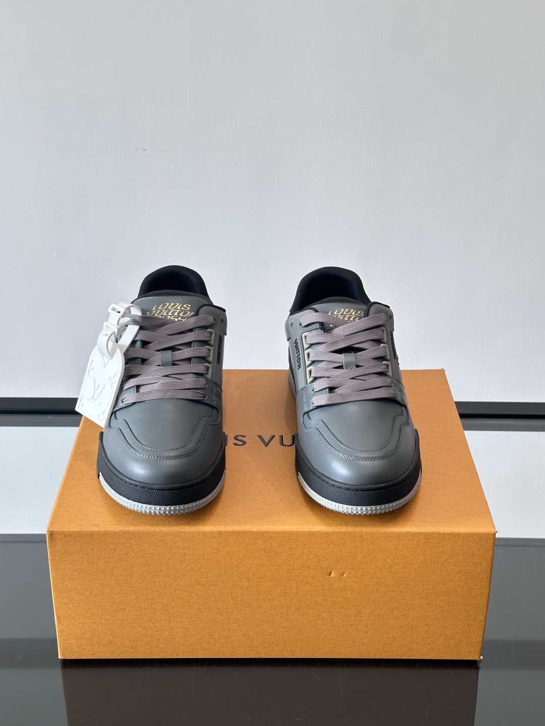 驴家 新配色 情侣款trainer运动鞋，本款 LV Trainer 运动鞋取材柔软粒面小牛皮，呈现纯净