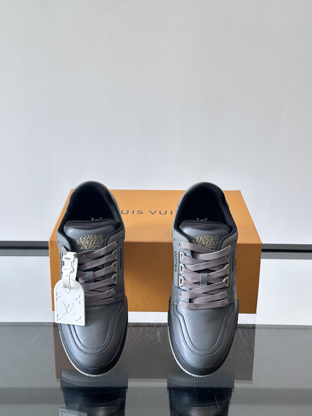 驴家 新配色 情侣款trainer运动鞋，本款 LV Trainer 运动鞋取材柔软粒面小牛皮，呈现纯净