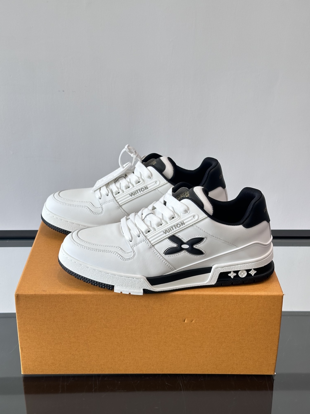 驴家 新配色 情侣款trainer运动鞋，本款 LV Trainer 运动鞋取材柔软粒面小牛皮，呈现纯净