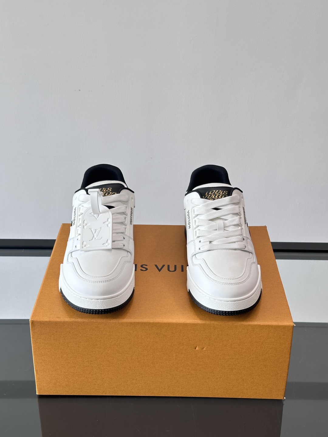驴家 新配色 情侣款trainer运动鞋，本款 LV Trainer 运动鞋取材柔软粒面小牛皮，呈现纯净