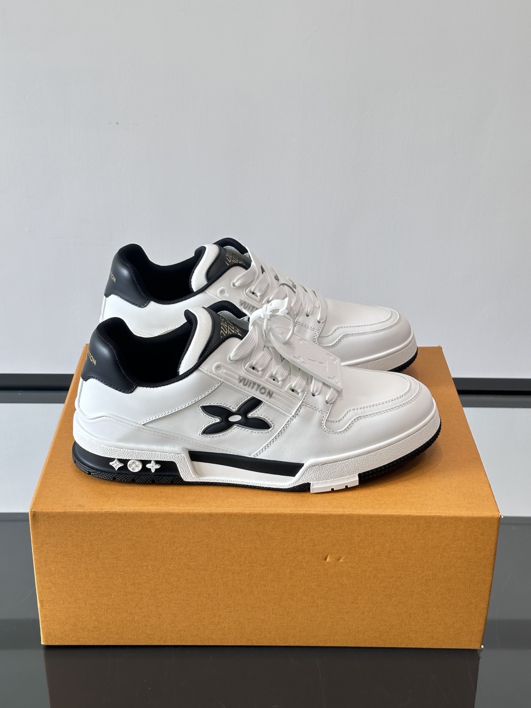 驴家 新配色 情侣款trainer运动鞋，本款 LV Trainer 运动鞋取材柔软粒面小牛皮，呈现纯净
