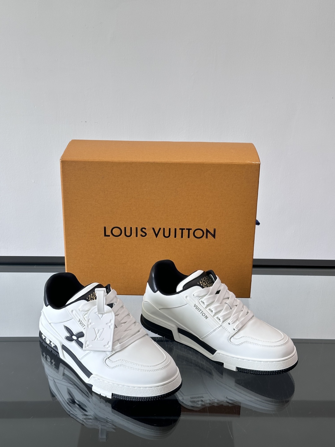 驴家 新配色 情侣款trainer运动鞋，本款 LV Trainer 运动鞋取材柔软粒面小牛皮，呈现纯净