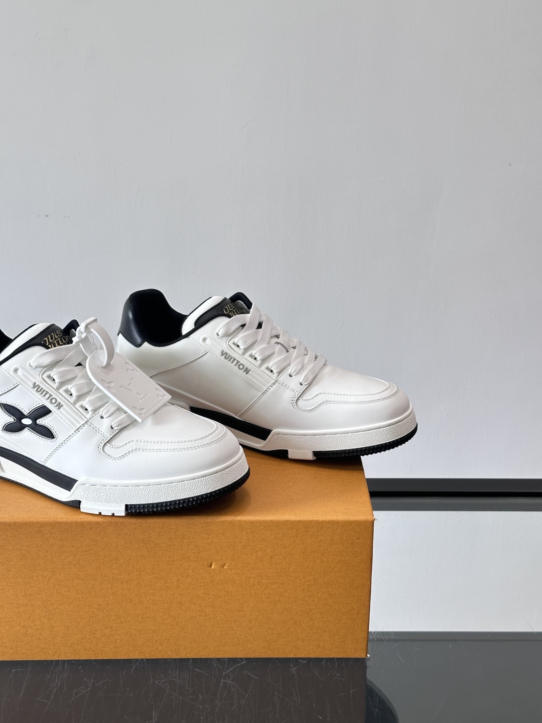 驴家 新配色 情侣款trainer运动鞋，本款 LV Trainer 运动鞋取材柔软粒面小牛皮，呈现纯净