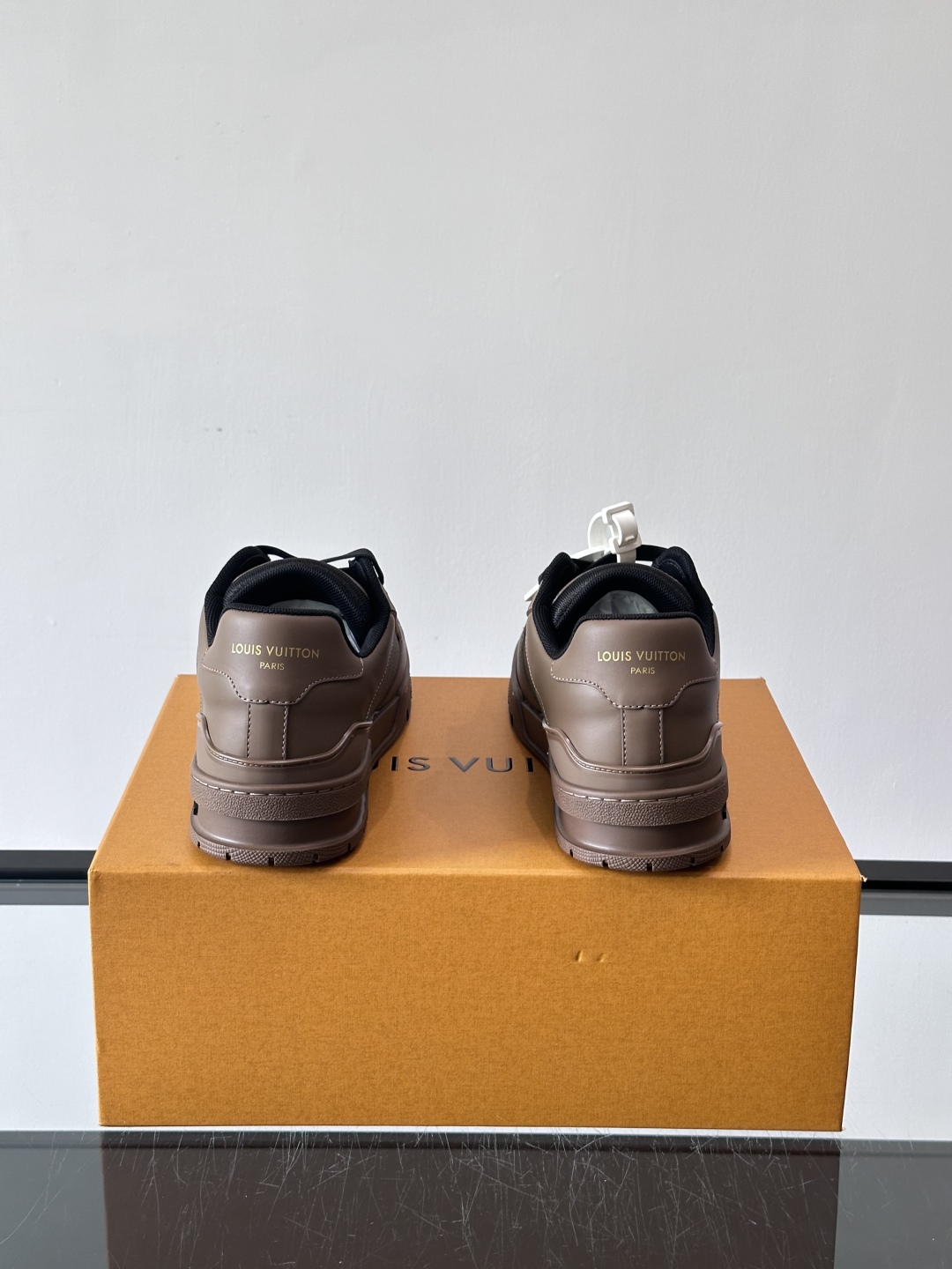 驴家 新配色 情侣款trainer运动鞋，本款 LV Trainer 运动鞋取材柔软粒面小牛皮，呈现纯净