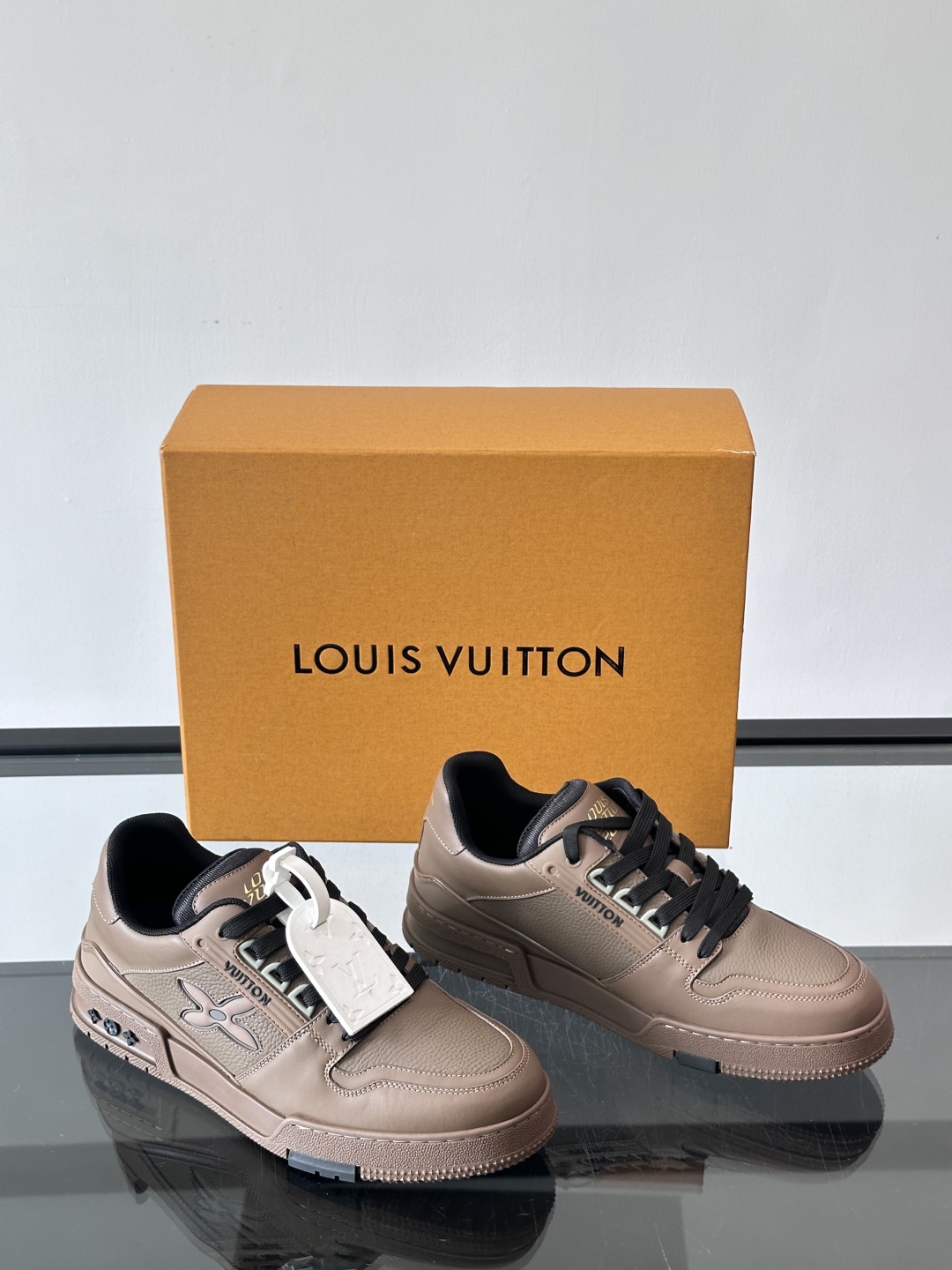 驴家 新配色 情侣款trainer运动鞋，本款 LV Trainer 运动鞋取材柔软粒面小牛皮，呈现纯净