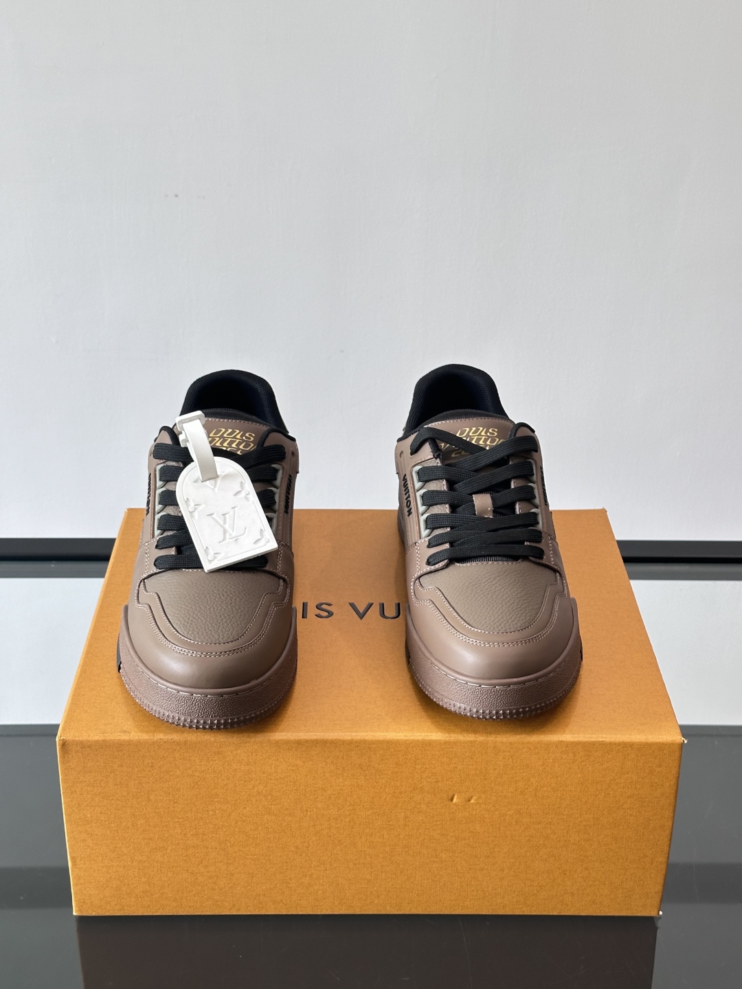 驴家 新配色 情侣款trainer运动鞋，本款 LV Trainer 运动鞋取材柔软粒面小牛皮，呈现纯净