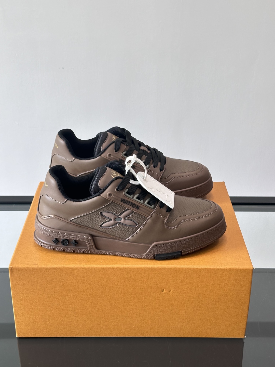 驴家 新配色 情侣款trainer运动鞋，本款 LV Trainer 运动鞋取材柔软粒面小牛皮，呈现纯净