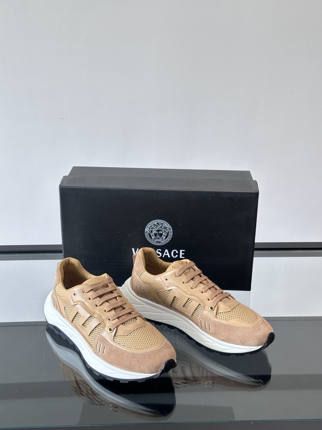 VERSACE/范思哲男士新款低帮运动鞋，采用翻毛皮革拼接帆布织物面料制成，饰有刺绣Versace Mi