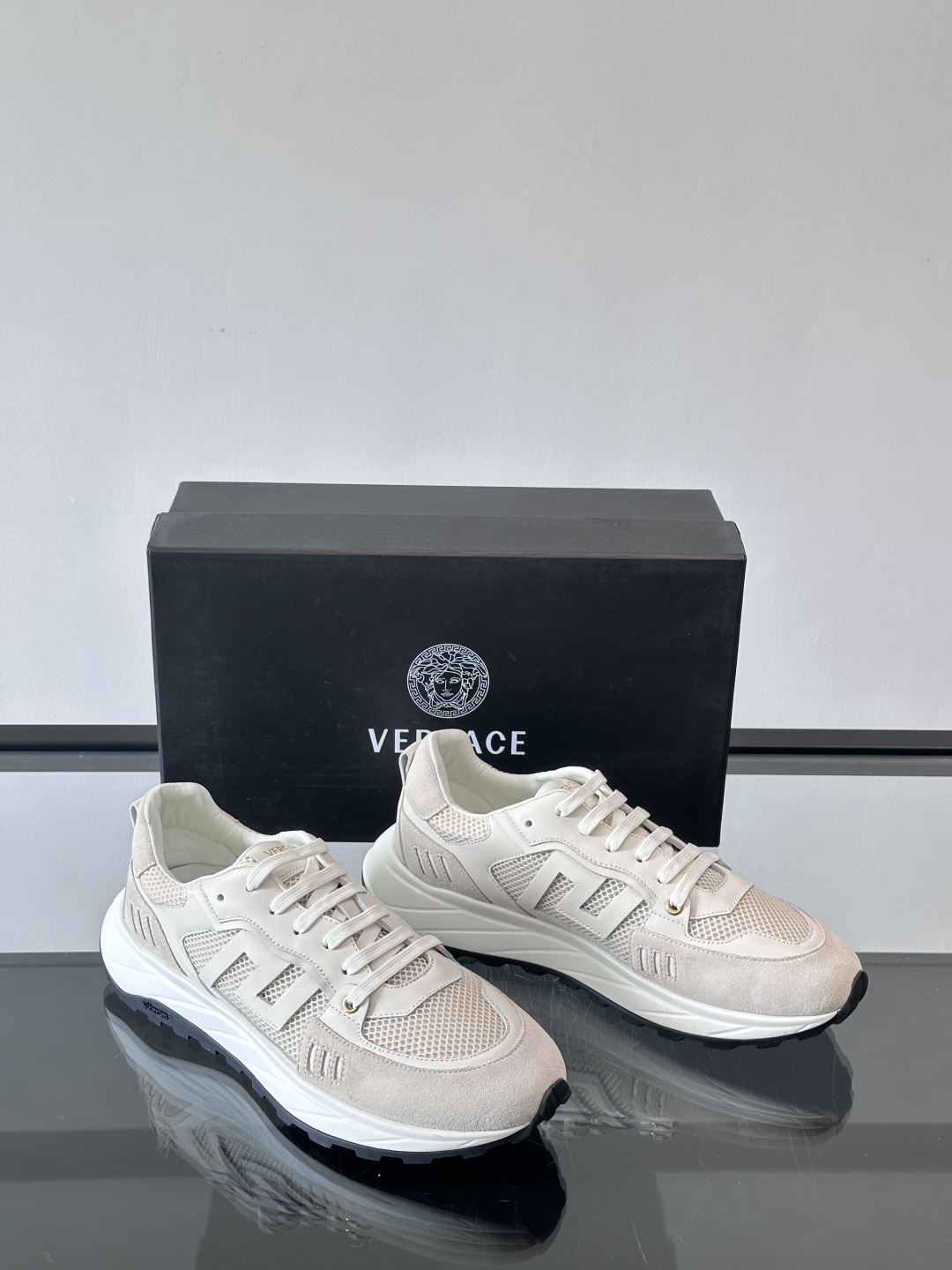 VERSACE/范思哲男士新款低帮运动鞋，采用翻毛皮革拼接帆布织物面料制成，饰有刺绣Versace Mi