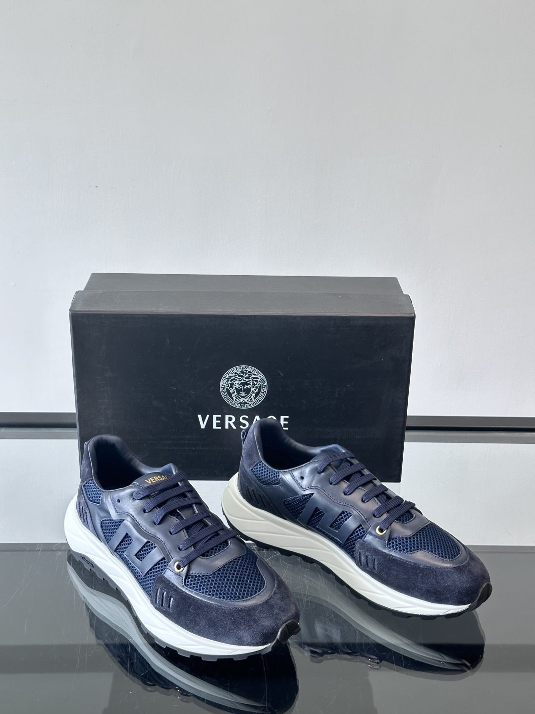 VERSACE/范思哲男士新款低帮运动鞋，采用翻毛皮革拼接帆布织物面料制成，饰有刺绣Versace Mi