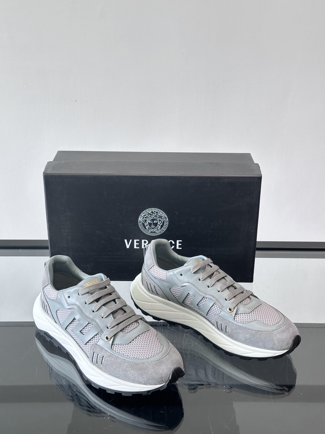 VERSACE/范思哲男士新款低帮运动鞋，采用翻毛皮革拼接帆布织物面料制成，饰有刺绣Versace Mi