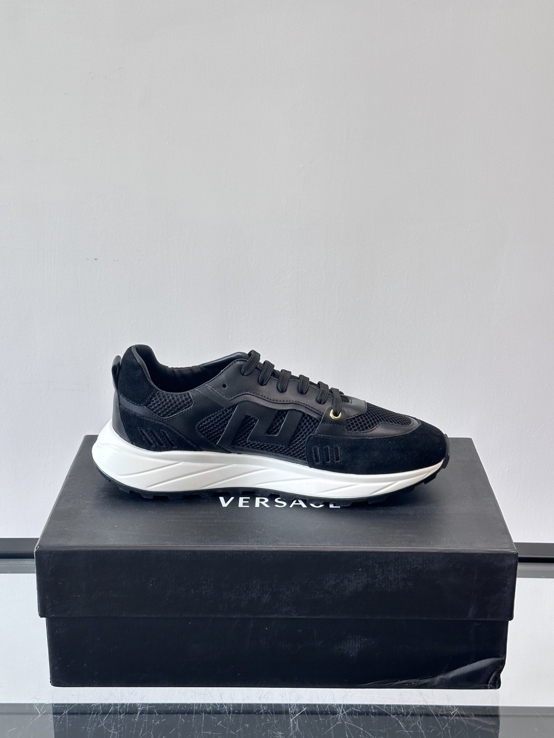 VERSACE/范思哲男士新款低帮运动鞋，采用翻毛皮革拼接帆布织物面料制成，饰有刺绣Versace Mi
