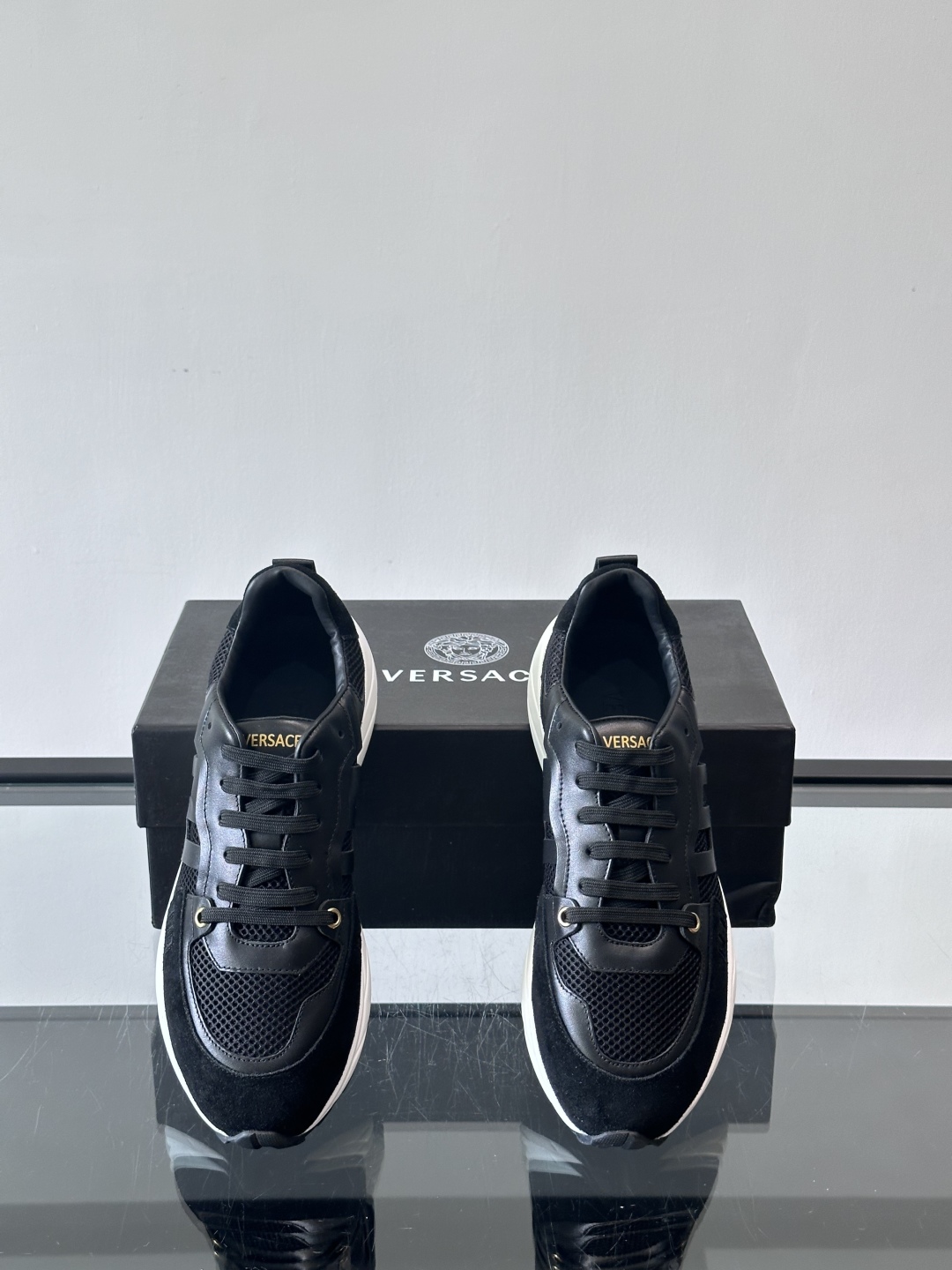 VERSACE/范思哲男士新款低帮运动鞋，采用翻毛皮革拼接帆布织物面料制成，饰有刺绣Versace Mi