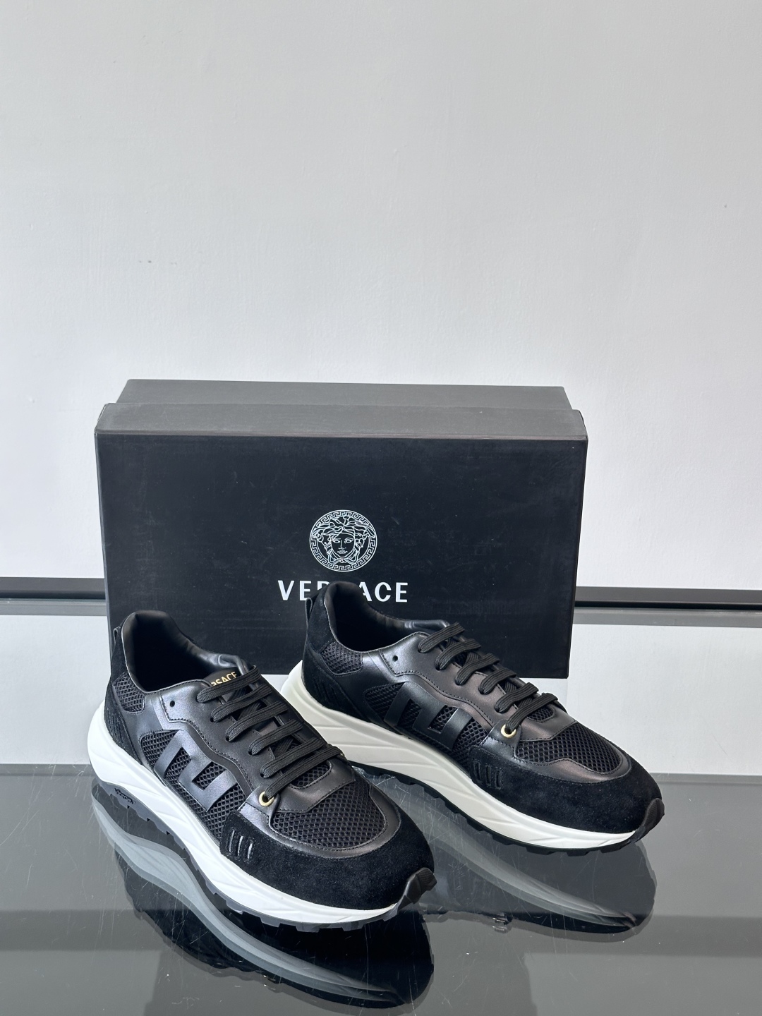 VERSACE/范思哲男士新款低帮运动鞋，采用翻毛皮革拼接帆布织物面料制成，饰有刺绣Versace Mi