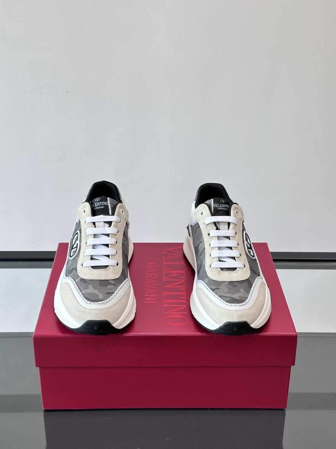 VALENTINO 华伦天奴 厚底 轻底 休闲鞋👟，这是一对超级超级百搭的轻量老爹鞋，这个鞋子的大底是使