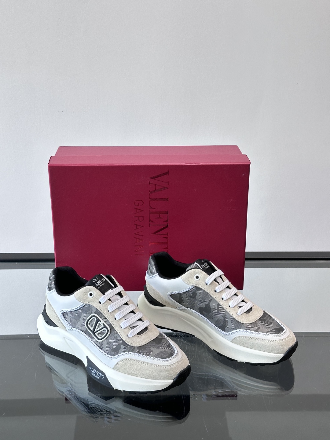VALENTINO 华伦天奴 厚底 轻底 休闲鞋👟，这是一对超级超级百搭的轻量老爹鞋，这个鞋子的大底是使