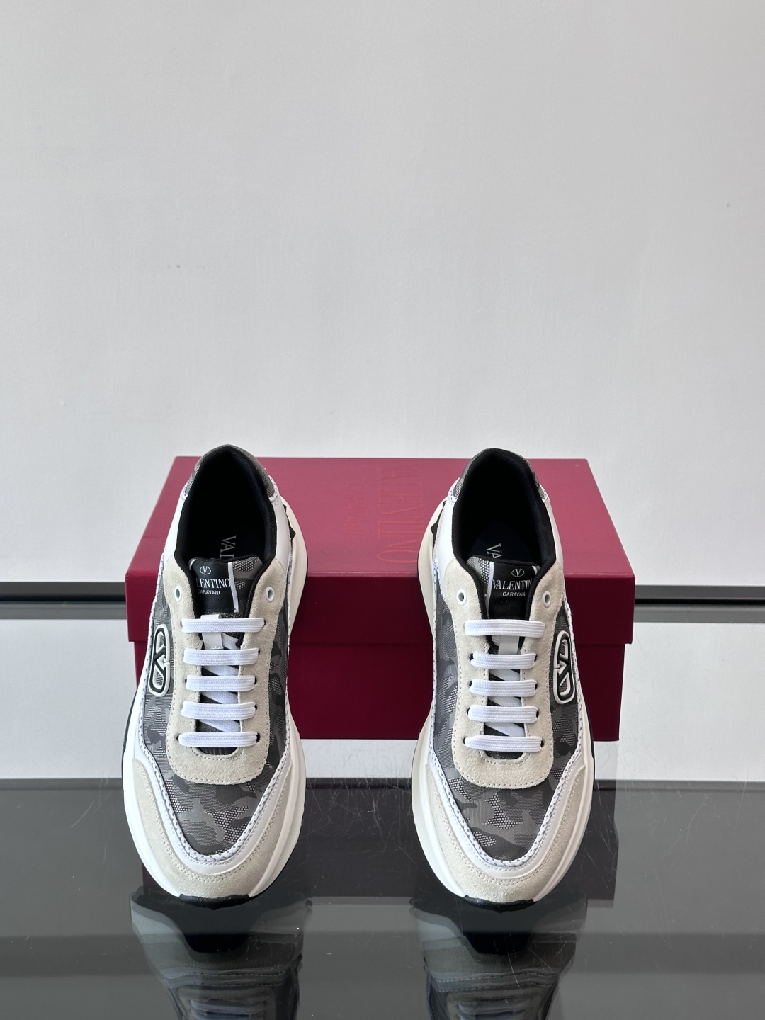 VALENTINO 华伦天奴 厚底 轻底 休闲鞋👟，这是一对超级超级百搭的轻量老爹鞋，这个鞋子的大底是使